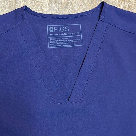 Figs Casma Three-Pocket scrub top - Picture 2 of 9